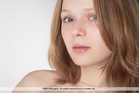 Синеглазая 18-летняя приятная светловолосая девушка Mia C обнажается и демонстрирует во всей красе свое роскошное голый торс @ gang.truba-rf.ru
