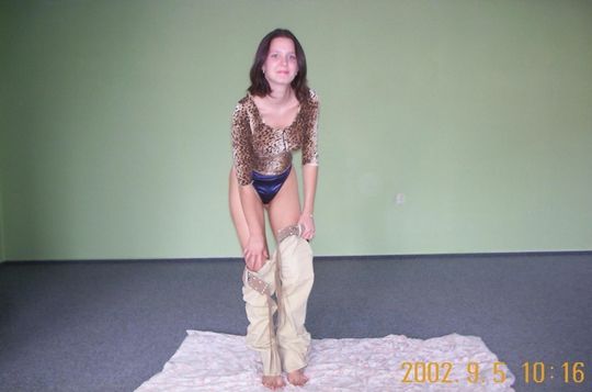 Юная темненькая девушка скромно показывает свое голые сиськи @ gang.truba-rf.ru