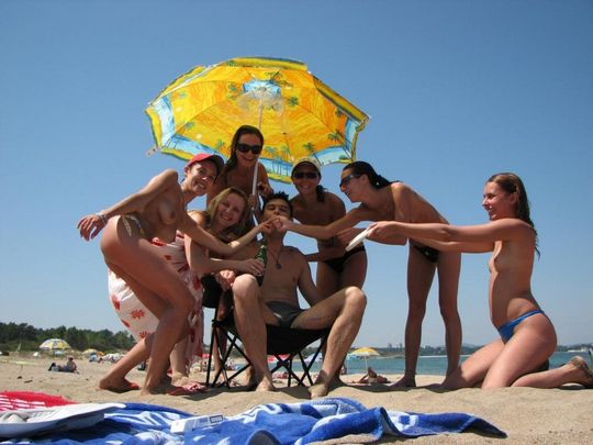 Пикантные фото с болгарского пляжа @ gang.truba-rf.ru