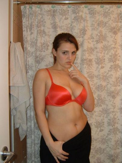 Полная брюнеточка чрезвычайно обожает сниматься голой, поэтому в ее коллекции большое количество фото @ gang.truba-rf.ru