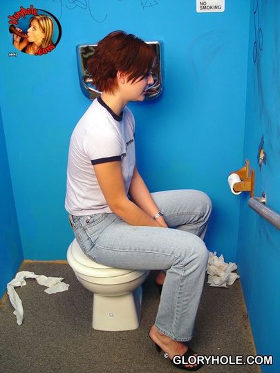 Увидев болт через дыру в туалете, тетка не долго думала, сосать или не сосать его @ gang.truba-rf.ru