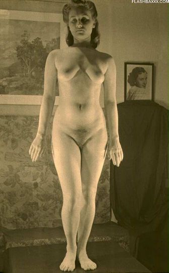 Достаточно старые фотки показывают оголенное тело особы женского пола, которая не знала о существовании бритвы @ gang.truba-rf.ru