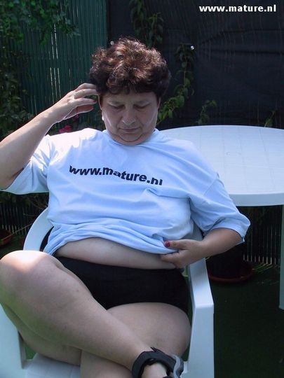 Взрослая толстушка онанирует на надувном матрасе @ gang.truba-rf.ru