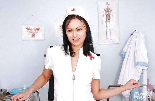 19-летняя врачиха мастурбирует дилдо в кресле @ gang.truba-rf.ru